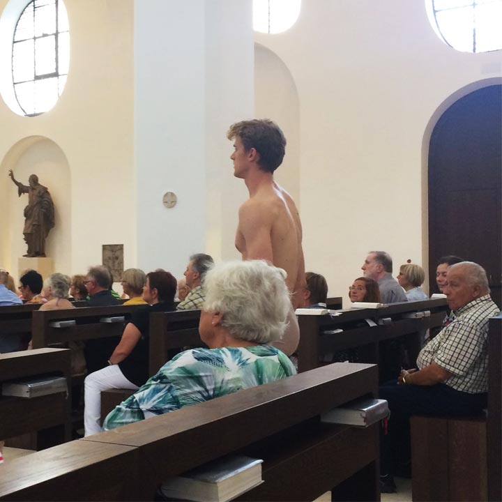 Joven desnudo en misa HOMO ERÓTICA